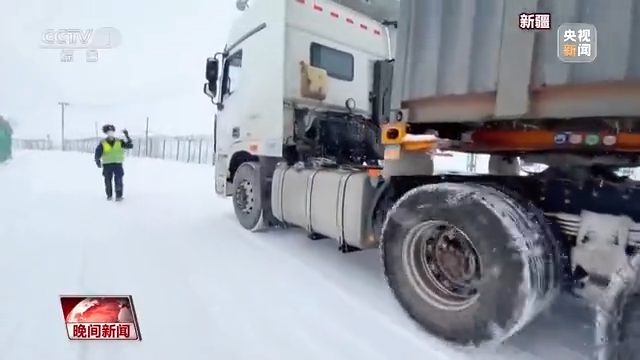 全国多地出现降雪天气 各地采取多种措施保障道路畅通